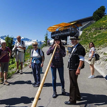 2018-06-20_Schynige-Platte alle Besucher dürfen versuchen das Alphorn zu spielen.