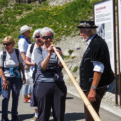 2018-06-20_Schynige-Platte alle Besucher dürfen versuchen das Alphorn zu spielen.