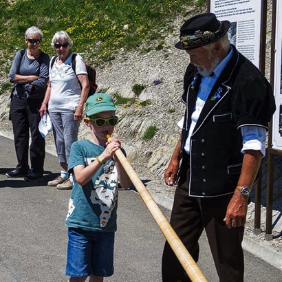 2018-06-20_Schynige-Platte alle Besucher - auch die kleinsten - dürfen versuchen das Alphorn zu spielen.