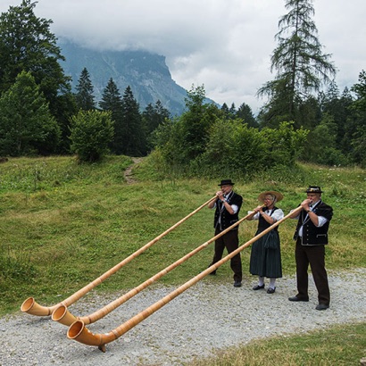 2021-07-24_Blausee das Alphorntrio Silberhorn begrüsst die Hochzeitsgäste mit stimmungsvollen Melodien.