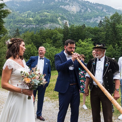 2021-07-24_Blausee auch der Bräutigam kann auf dem Alphorn mehrere Töne spielen. Dies zur grossen Freude der Gäste.