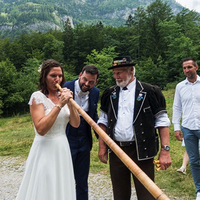 2021-07-24_Blausee nach der Trauung entlockt die Braut einem Alphorn einige Töne.
