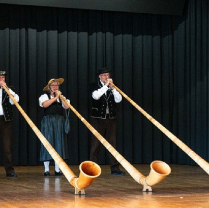 2021-11-02_Wiedlisbach das Alphorntrio eröffnet den Seniorennachmittag mit zwei Melodien.