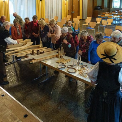 2021-11-16_Kirchenthurnen nach dem Vortrag "So entsteht ein Alphorn" findet sich ein reges Interesse an den gezeigten Alphornteilen.