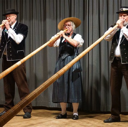 2021-11-16_Kirchenthurnen das Alphorntrio Silberhorn spielt einige Alphornmelodien am Seniorennachmittag.