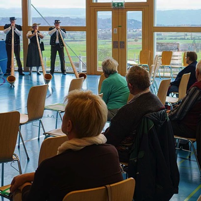 2021-11-17_Kallnach das Alphorntrio Silberhorn begrüsst mit einer Melodie die Gäste des Seniorennachmittags.