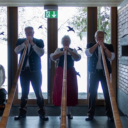 2021-12-05_Blumenstein am Senioren-Weihnachtessen trägt das Alphorntrio Silberhorn zur musikalischen Unterhaltung bei.