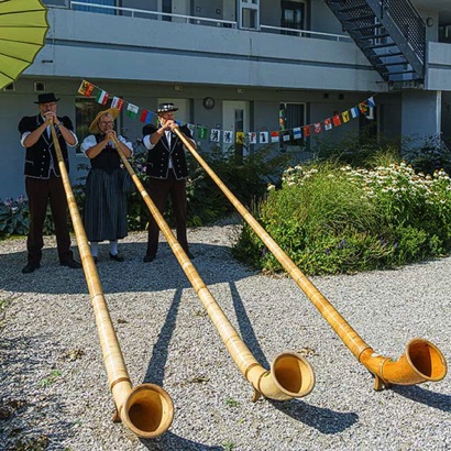 2019-08-01_Gwatt Auftritt des Alphorntrio Silberhorn am Nationalfeiertag im Sonnmatt (Wohnen im Alter).