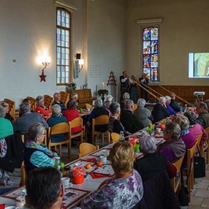 2019-11-28_Fahrni das Alphorntrio Silberhorn spielt feierliche Melodien an der Senioren-Adventsfeier der Kirchgemeinde.