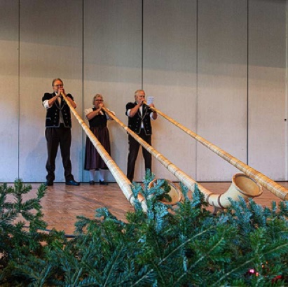 2019-12-04_Trubschachen das Alphorntrio Silberhorn eröffnet die Senioren-Adventsfeier mit einer festlichen Melodie.