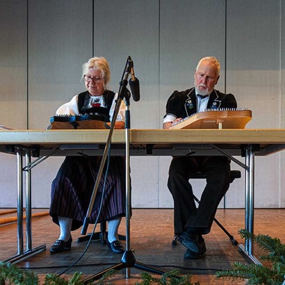 2019-12-04_Trubschachen Senioren-Adventsfeier zum Mitsingen spielen Monika und Willy auf den Zithern.