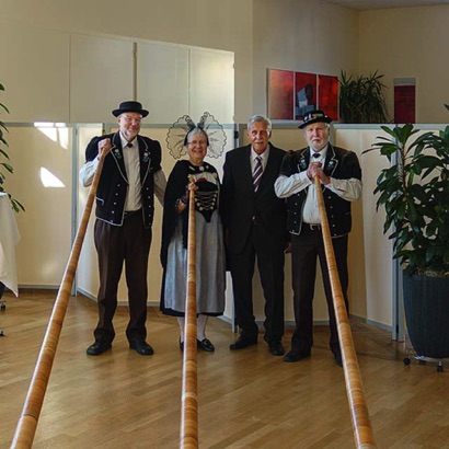 2024-01-28_Thun zum hohen runden Geburtstag spielt das Alphorntrio Silberhorn ein Ständchen und lässt sich mit dem Jubilar fotografieren.