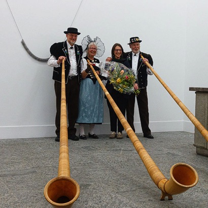 2022-02-25_Bern Kunsthalle das Alphorntrio Silberhorn mit der Direktorin V. K. an deren Verabschiedungsfest.