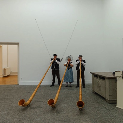 2022-02-25_Bern Kunsthalle das Alphorntrio Silberhorn eröffnet die Abschiedsfeier mit einer Melodie