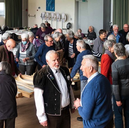 2022-03-15_Schüpfen die Senioren zeigen ein grosses Interesse an den mitgebrachten Alphornteilen.