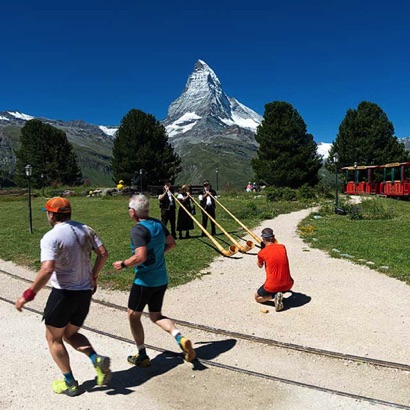 2022-07-02_Riffelalp das Alphorntrio Silberhorn ist für die Läufer des Gornergrat Marathons zusammen mit dem Matterhorn ein beliebtes Fotomotiv.