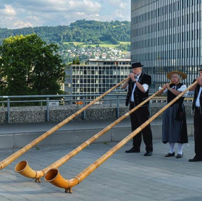2022-07-05_Bern auf der grossen Schanze begrüsst das Alphorntrio Silberhorn die Gäste der Konferenz zum Apero mit seinen Alphornmelodien.