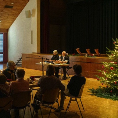 2022-12-08_Wiedlisbach die Gäste der Senioren-Weihnachtsfeier singen mit Akkord-Zither-Begleitung Weihnachtslieder.