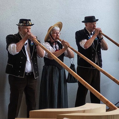 2023-06-07_Niederscherli mit einer Alphorn-Melodie begrüsst das Alphorntrio Silberhorn die Gäste des Seniorennachmittags.