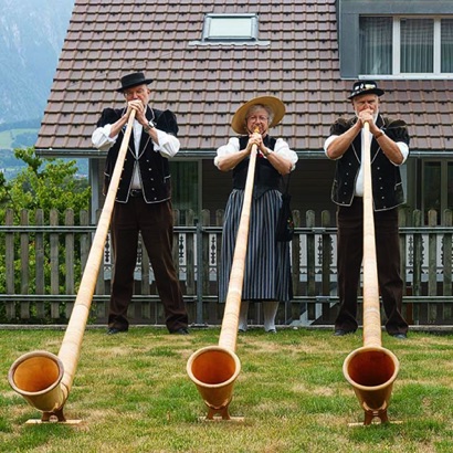 2023-07-01_Hünibach zum Geburtstag spielt das Alphorntrio Silberhorn ein fröhliches Happy Birthday.