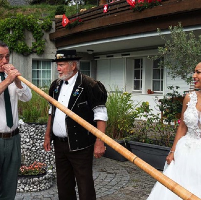 2023-08-02_Iseltwald zur Freude der Braut kann auch der Bräutigam dem Alphorn einen Ton entlocken.