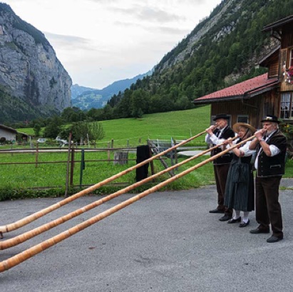 2023-08-08_Stechelberg beim Heimatbend, organisiert vom Stechelberg Tourismus, trägt das Alphorntrio Silberhorn stimmungsvolle Melodien vor.