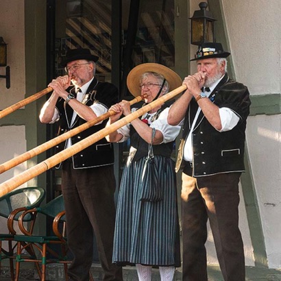 2023-08-13_Spiez beim Schlosspintli spielt das Alphorntrio Silberhorn zur Freude der Gäste auf.