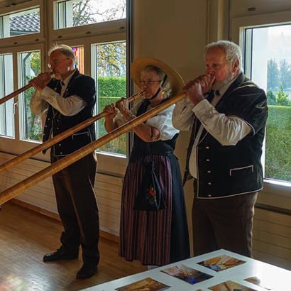 2023-10-17_Riggisberg zur Eröffnung des Seniorennachmittags spielt das Alphorntrio Silberhorn eine Alphornmelodie.