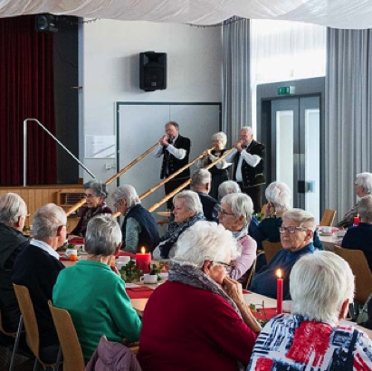 2023-12-05_Riggisberg das Alphorntrio Silberhorn trägt bei der Adventsfeier für die ältere Generation besinnliche Melodien vor.