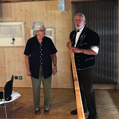 2017-06-14_Blumenstein Seniorennachmittag Willy erklärt wie man das Alphorn spielen kann. Es hat geklappt!